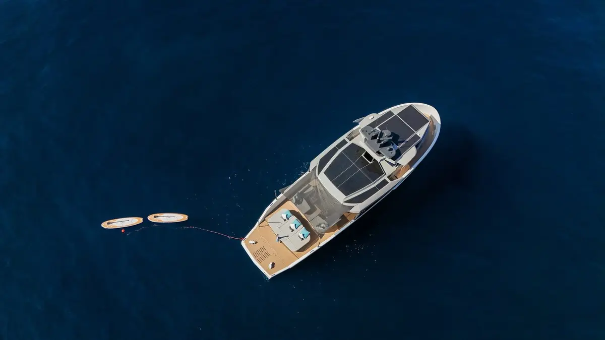 Arcadia Sherpa 60, ponte principale — Priveo Yachts, Europa. Ponte a filo d'acqua per giornate costiere in famiglia