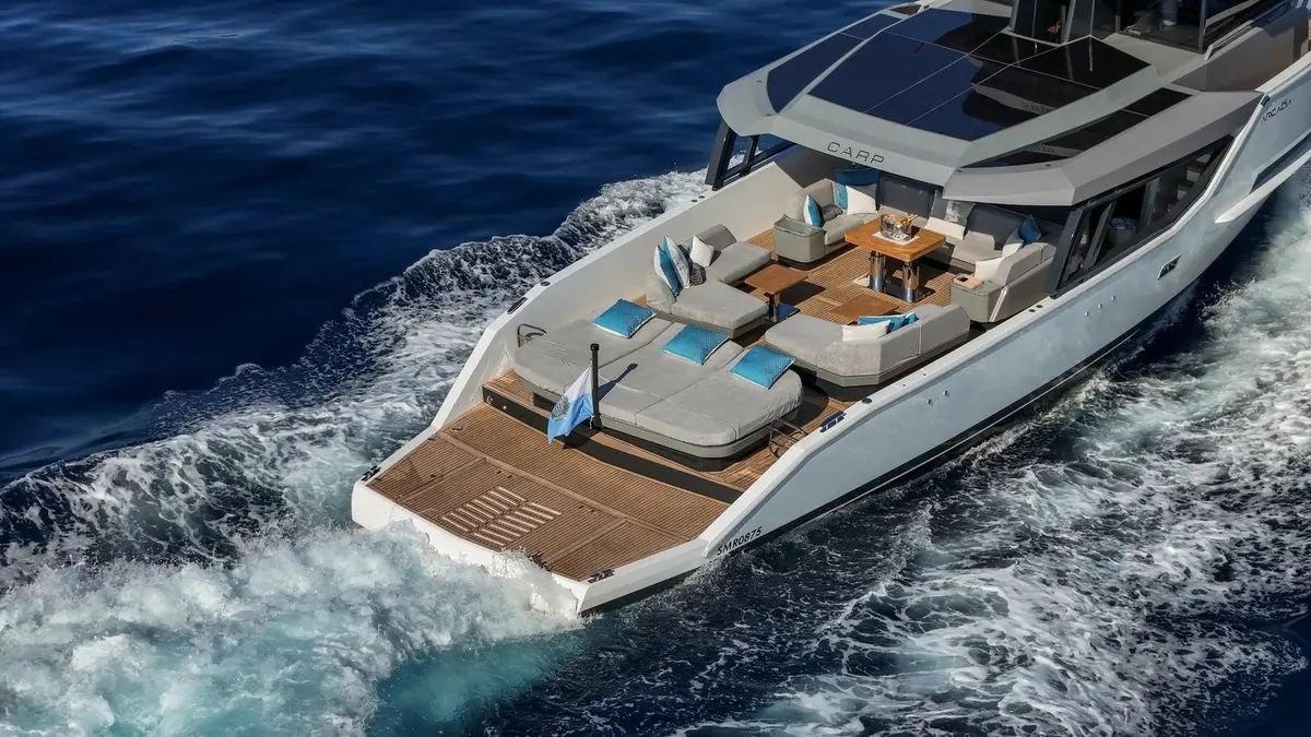 Arcadia Sherpa 60, cabina principale — Priveo Yachts, Europa. Ponte a filo d'acqua per giornate costiere in famiglia