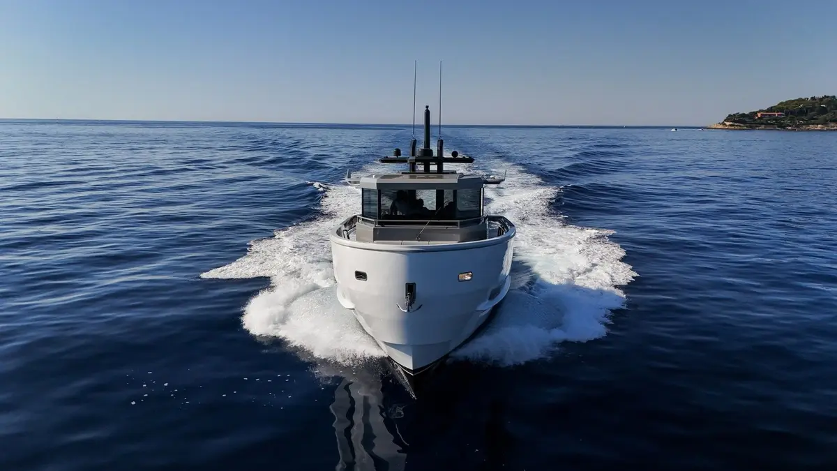 Arcadia Sherpa 60, flybridge — Priveo Yachts, Europa. Ponte a filo d'acqua per giornate costiere in famiglia