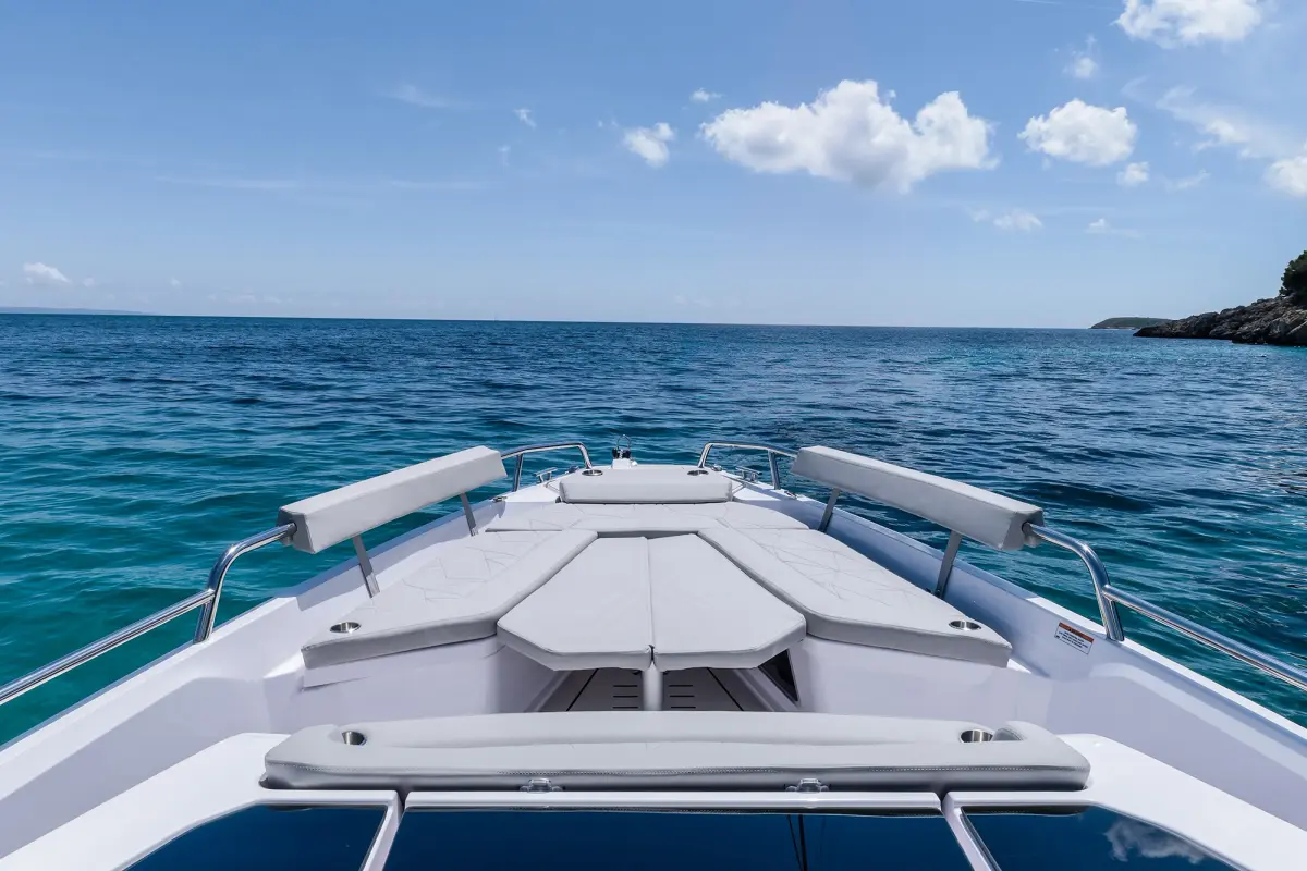 Axopar 28, main deck — Priveo Yachts, Europe. Fast open-deck days along the coast