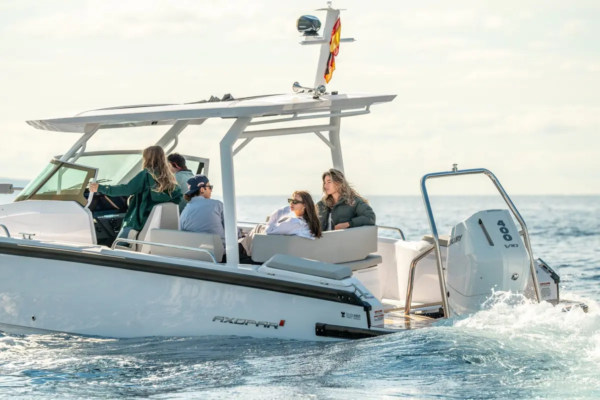 Axopar 28, flybridge — Priveo Yachts, Europe. Fast open-deck days along the coast