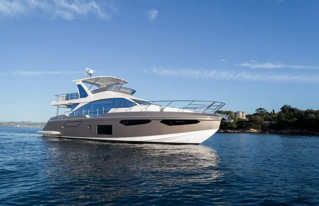 Azimut 60 Fly, ponte principale — Priveo Yachts, Europa. Ponte superiore ampio per giornate in famiglia sulla costa