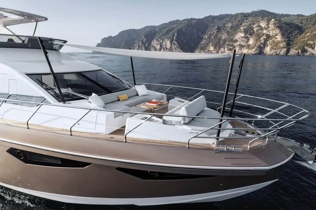 Azimut 60 Fly, ponte di poppa — Priveo Yachts, Europa. Ponte superiore ampio per giornate in famiglia sulla costa