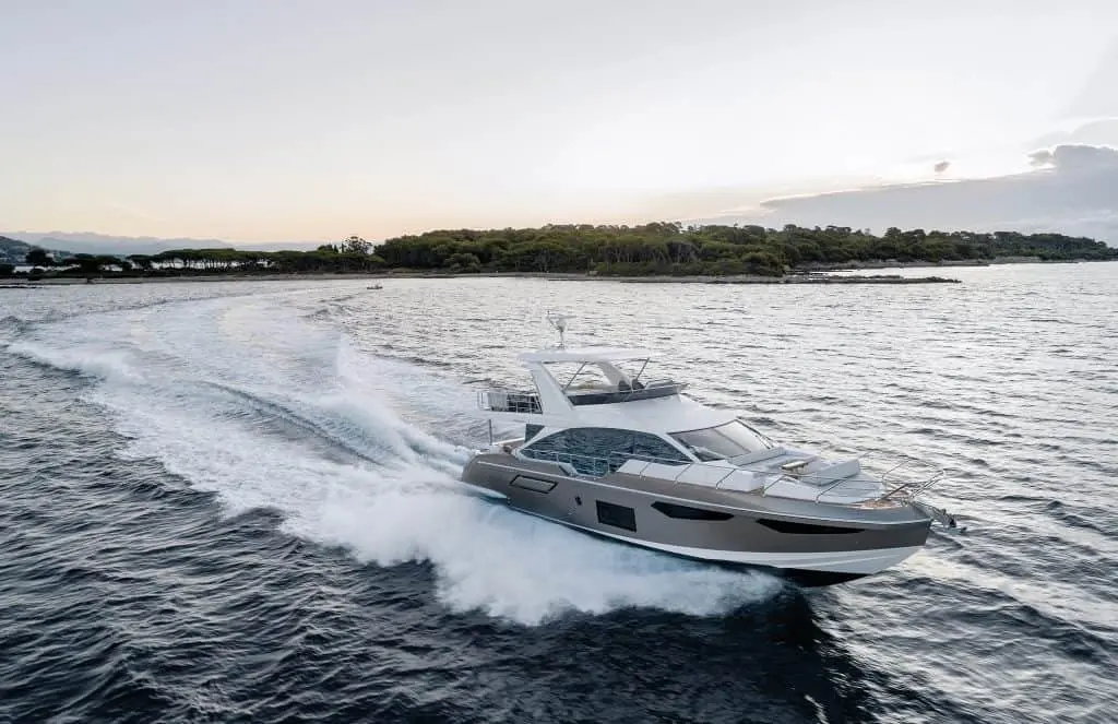 Azimut 60 Fly, salon — Priveo Yachts, Europa. Ponte superiore ampio per giornate in famiglia sulla costa