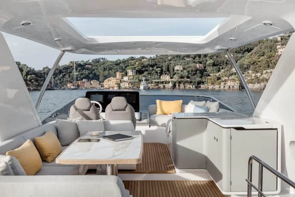 Azimut 60 Fly, cabina principale — Priveo Yachts, Europa. Ponte superiore ampio per giornate in famiglia sulla costa