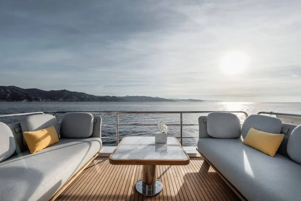 Azimut 60 Fly, flybridge — Priveo Yachts, Europa. Ponte superiore ampio per giornate in famiglia sulla costa