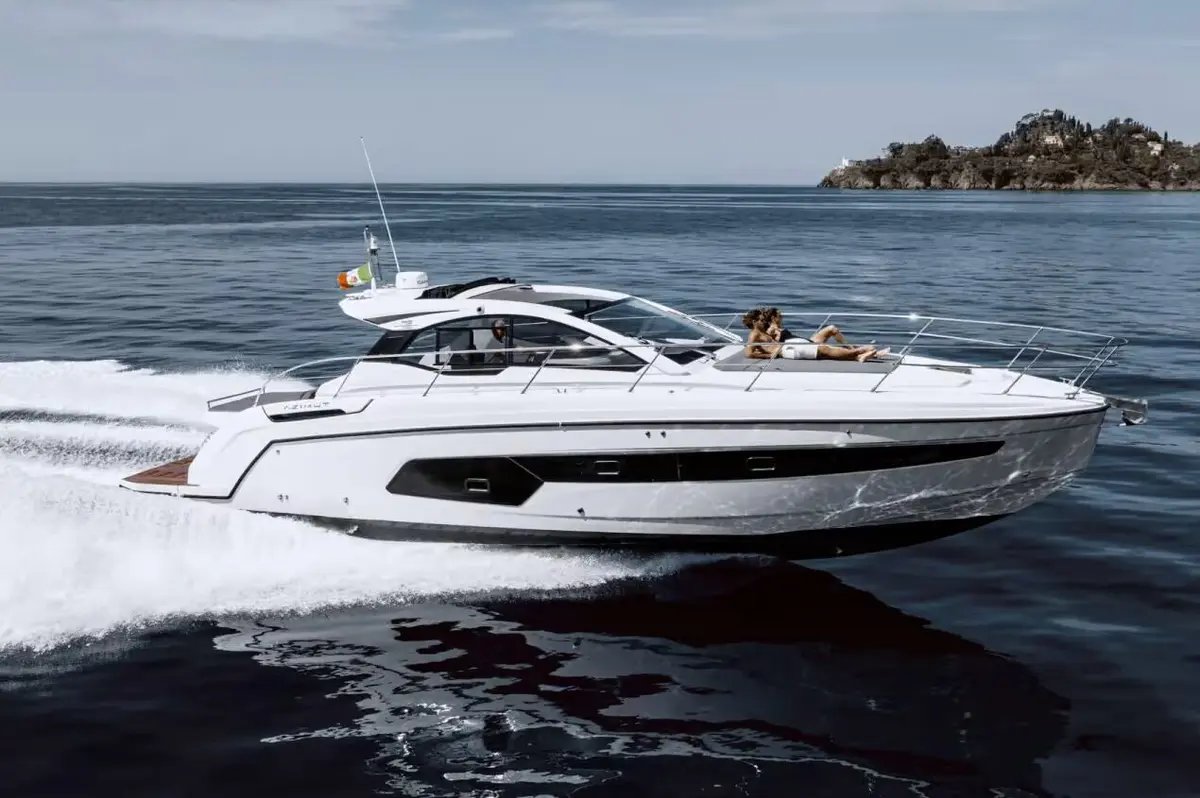 Azimut 45, extérieur — Priveo Yachts, Europe. Criques discrètes et baignades entre amis à l'improviste
