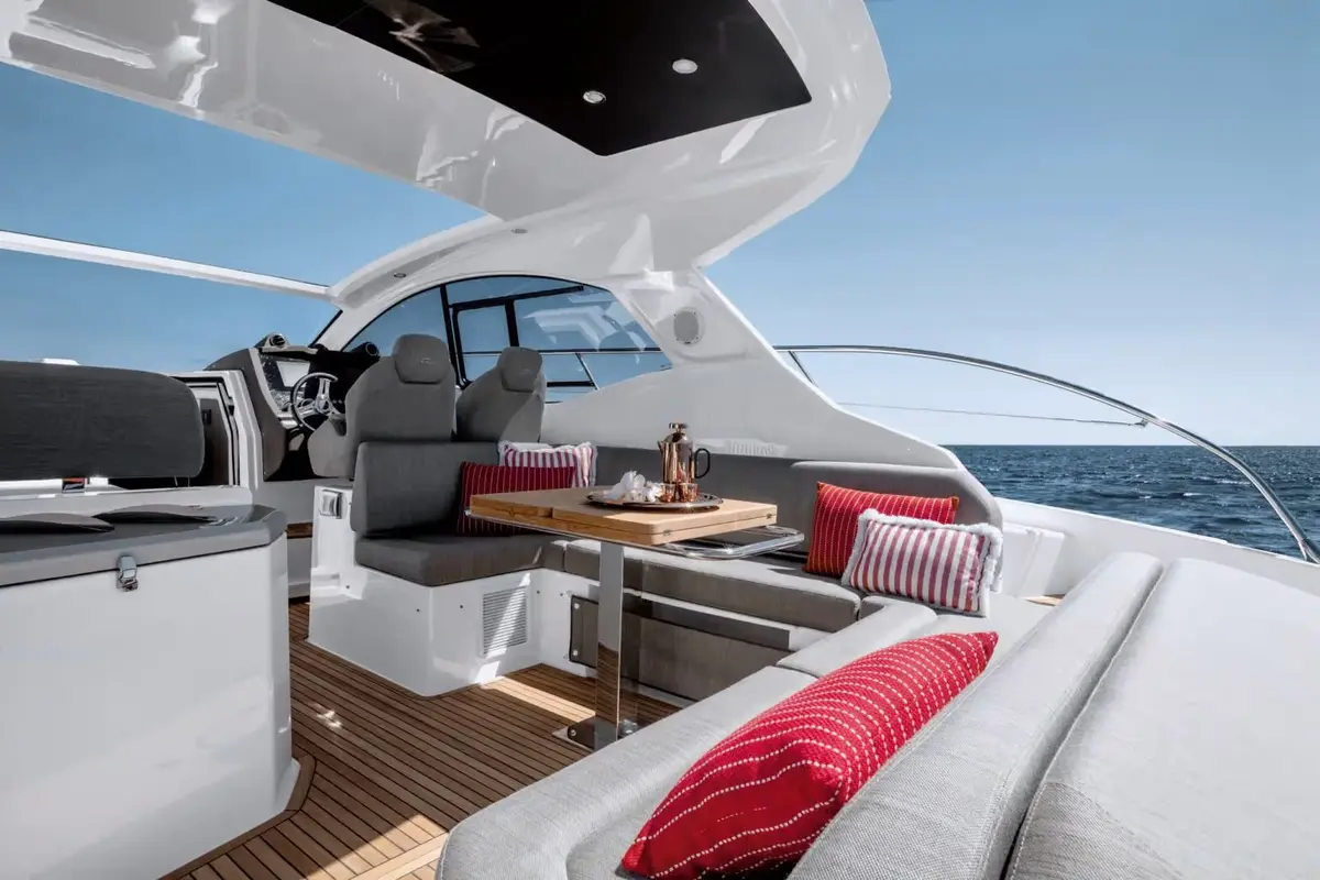 Azimut 45, pont principal — Priveo Yachts, Europe. Criques discrètes et baignades entre amis à l'improviste