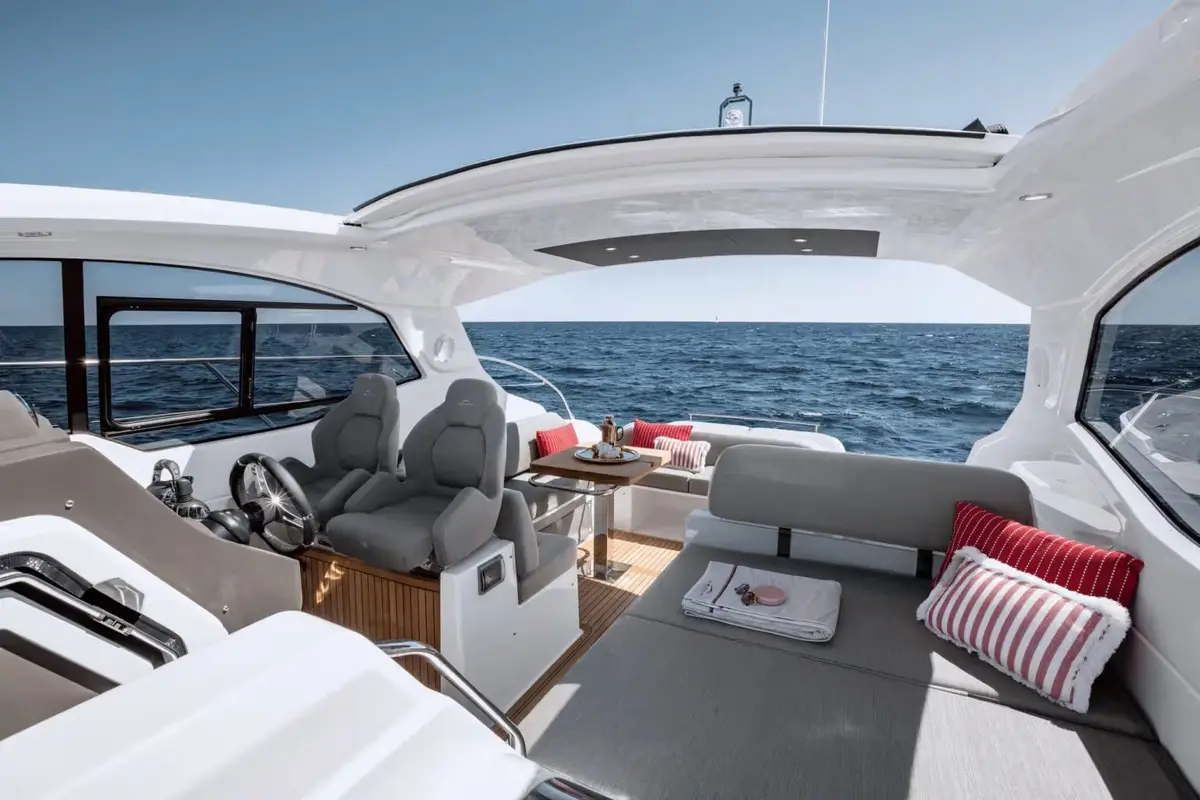 Azimut 45, pont arrière — Priveo Yachts, Europe. Criques discrètes et baignades entre amis à l'improviste