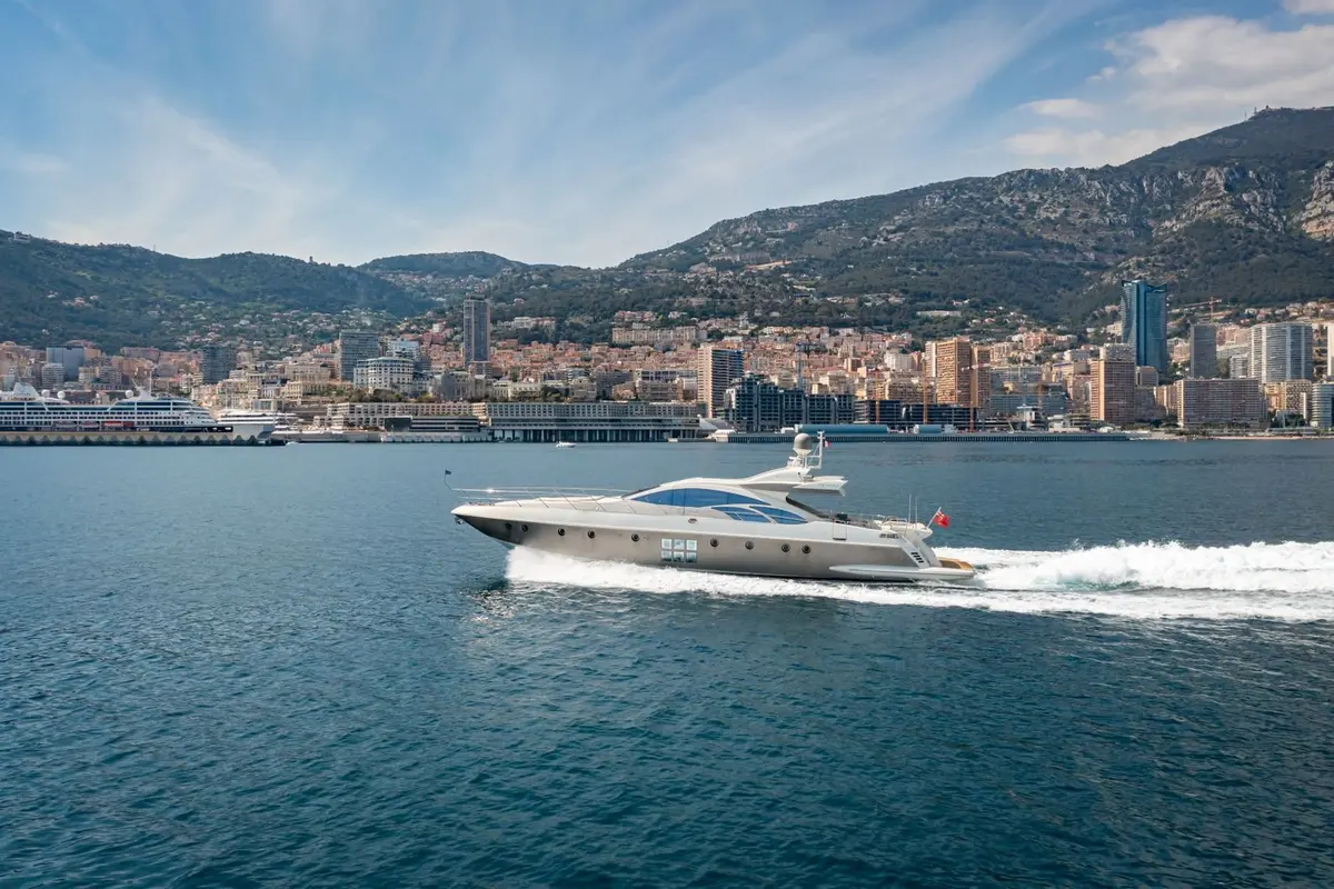 Azimut 86, pont principal — Priveo Yachts, Europe. Journées de baignade et criques calmes à deux pas du large