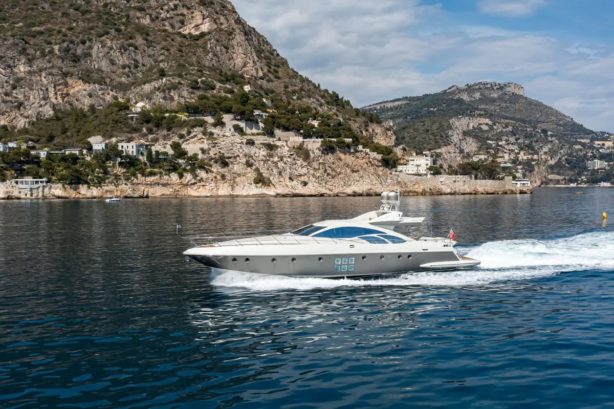 Azimut 86, pont arrière — Priveo Yachts, Europe. Journées de baignade et criques calmes à deux pas du large