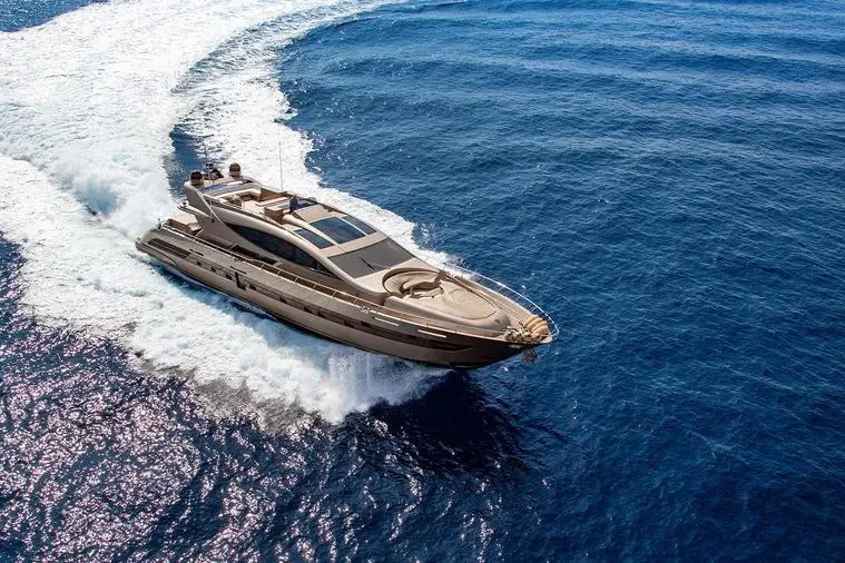 Cerri 102’ Flying Sport, ponte principale — Priveo Yachts, Europa. Linee sportive e velocità per rotte europee di più giorni