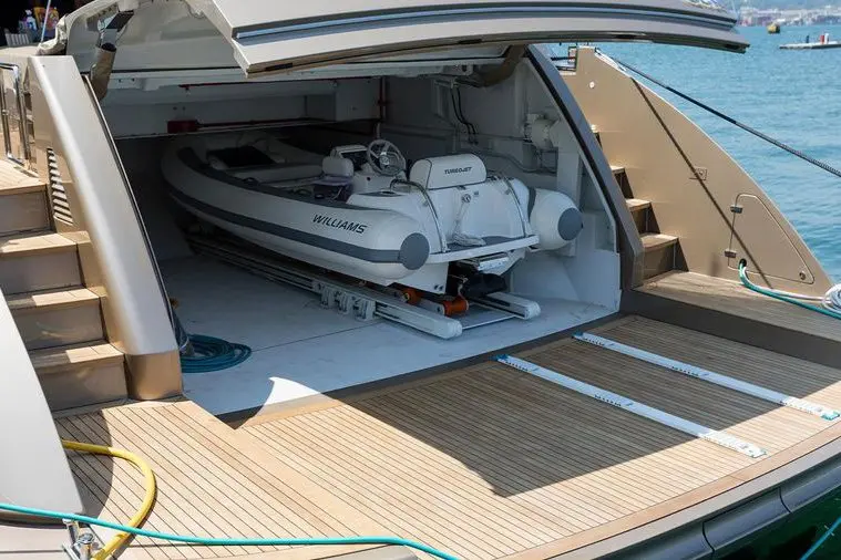 Cerri 102’ Flying Sport, cabina principale — Priveo Yachts, Europa. Linee sportive e velocità per rotte europee di più giorni