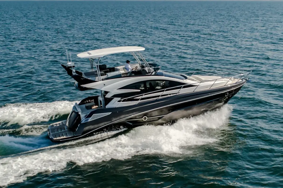 Cobrey 50 FLY, esterno — Priveo Yachts, Europa. Flybridge agile per uscite di giornata lungo costa