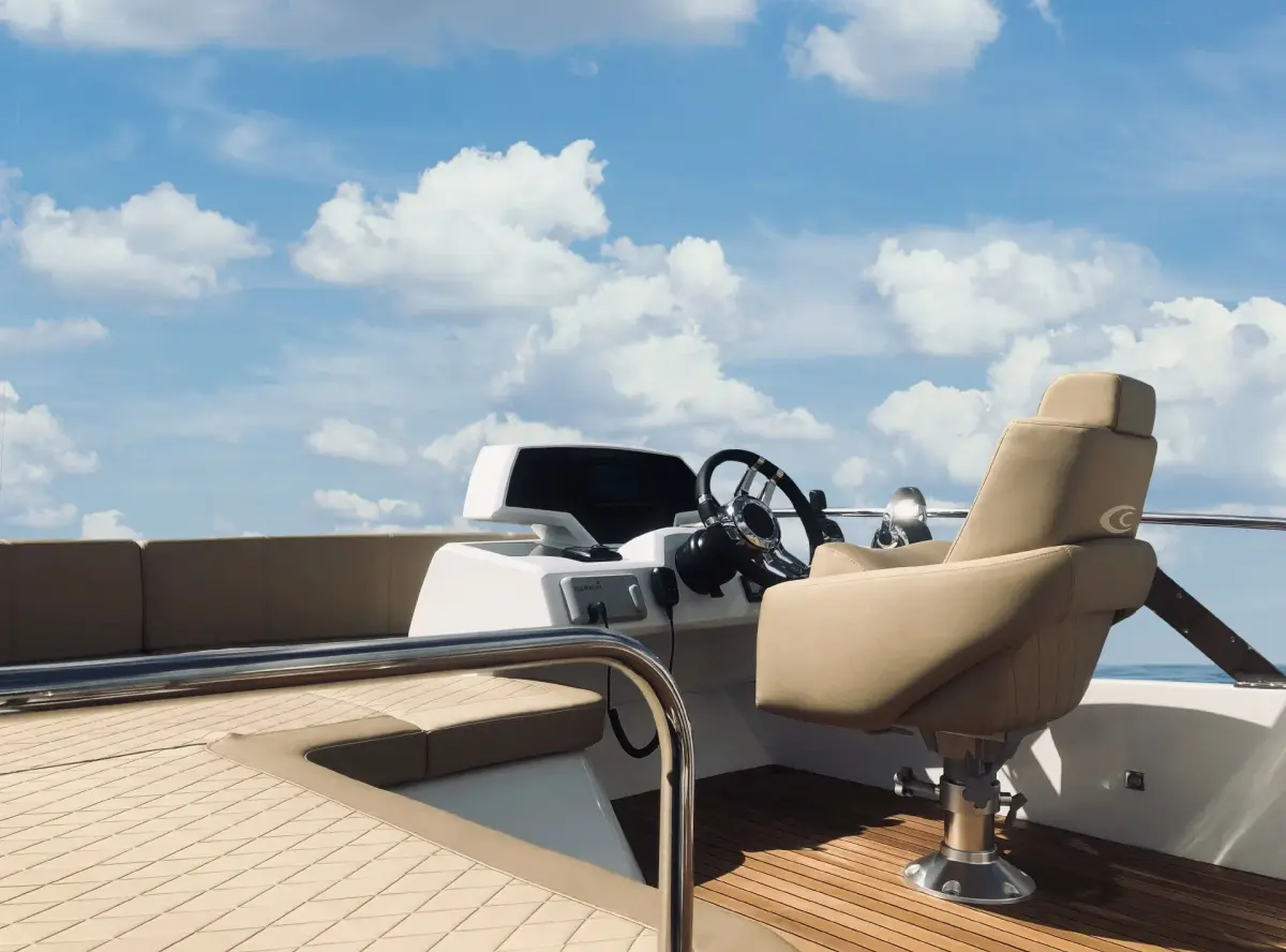 Cobrey 50 FLY, ponte principale — Priveo Yachts, Europa. Flybridge agile per uscite di giornata lungo costa
