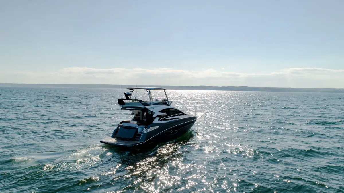 Cobrey 50 FLY, ponte di poppa — Priveo Yachts, Europa. Flybridge agile per uscite di giornata lungo costa