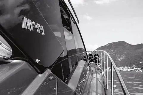 Cranchi M44 HT, pont principal — Priveo Yachts, Europe. Criques discrètes et vitesse franche à la journée