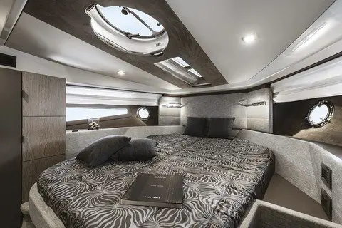 Cranchi M44 HT, pont arrière — Priveo Yachts, Europe. Criques discrètes et vitesse franche à la journée
