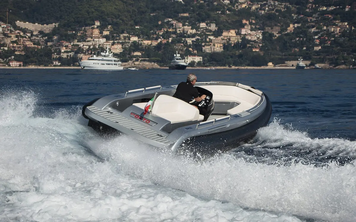 Dariel 7.5m, cubierta principal — Priveo Yachts, Europa. Calas cercanas, tarde ágil, grupo reducido a bordo