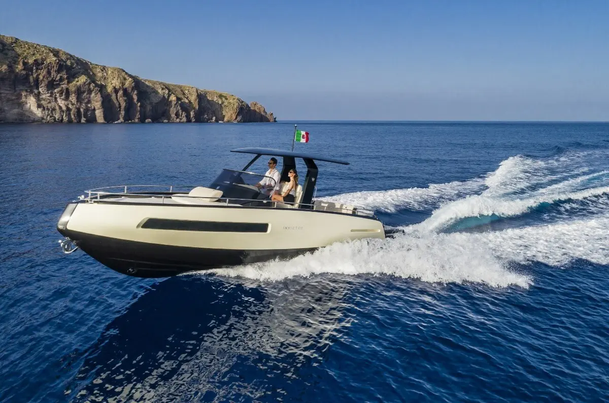Invictus 280 GT, main deck — Priveo Yachts, Europe. A compact sport hull built for coastal afternoons