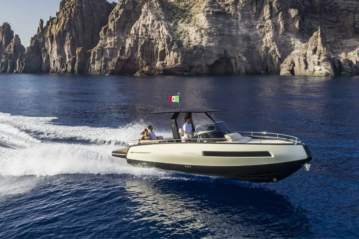 Invictus 280 GT, aft deck — Priveo Yachts, Europe. A compact sport hull built for coastal afternoons