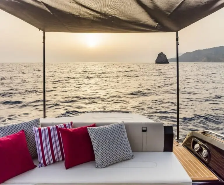 Invictus 280 GT, salon — Priveo Yachts, Europe. A compact sport hull built for coastal afternoons