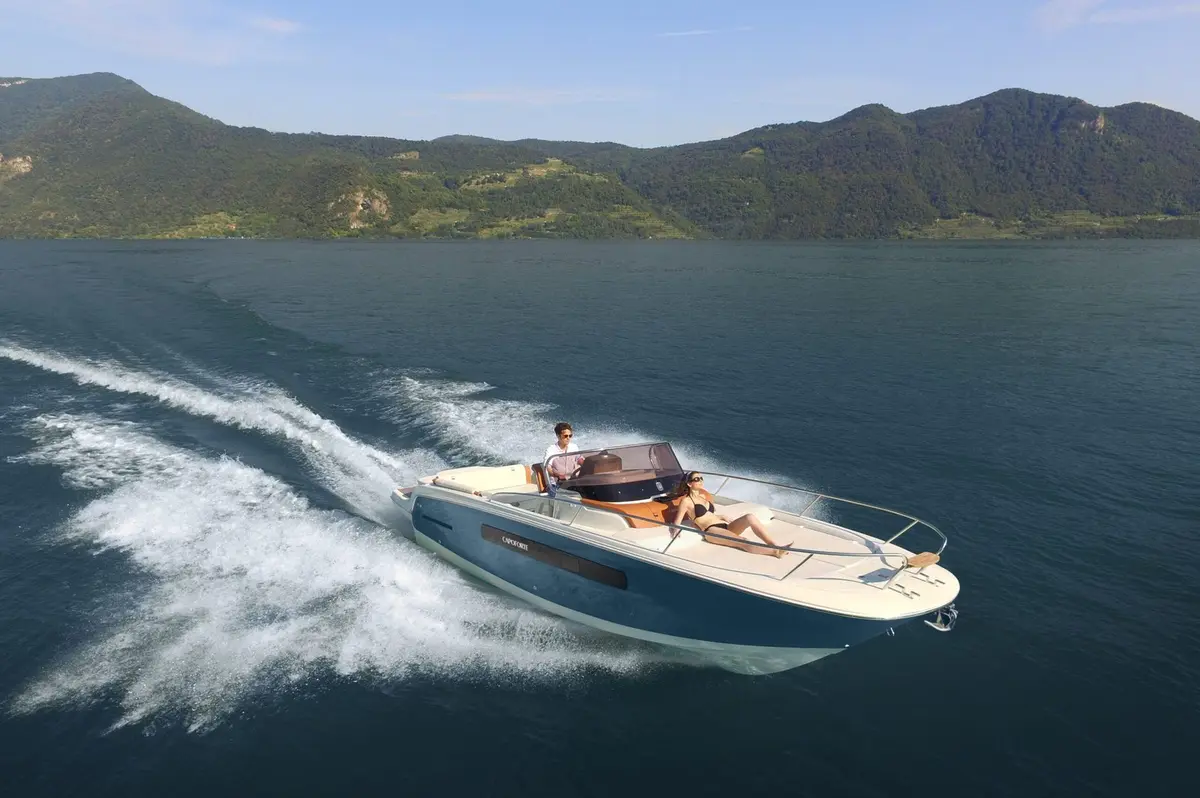 Invictus 280, exterior — Priveo Yachts, Europe. A sharp compact hull for fast coastal days