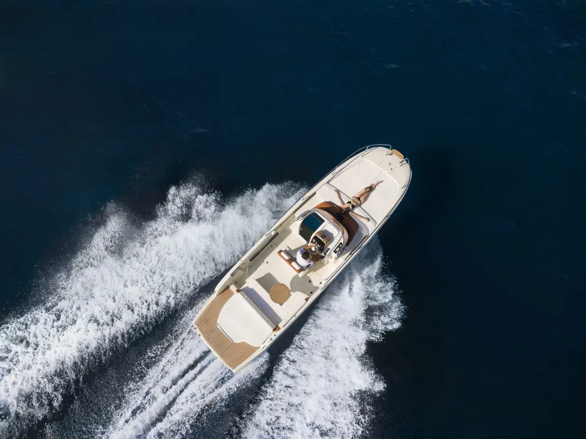 Invictus 280, main deck — Priveo Yachts, Europe. A sharp compact hull for fast coastal days