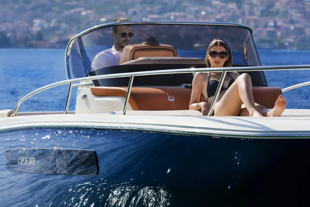 Invictus 280, salon — Priveo Yachts, Europe. A sharp compact hull for fast coastal days