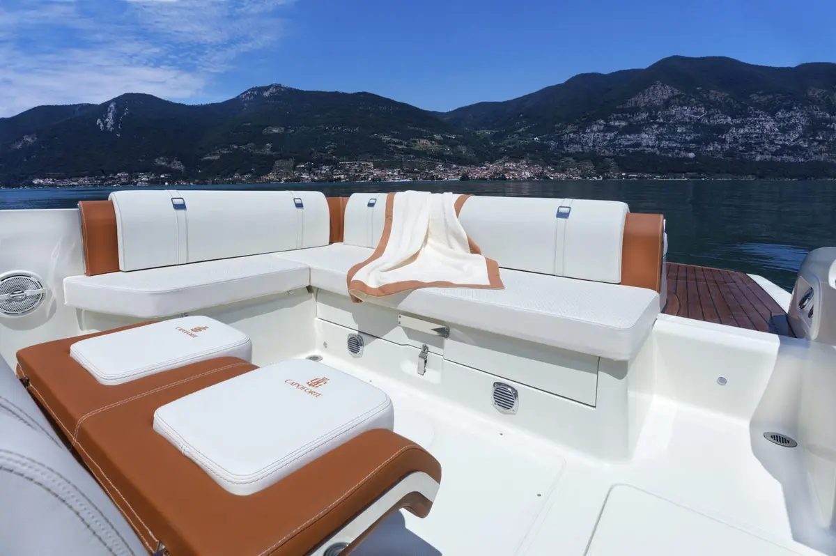 Invictus 280, flybridge — Priveo Yachts, Europe. A sharp compact hull for fast coastal days