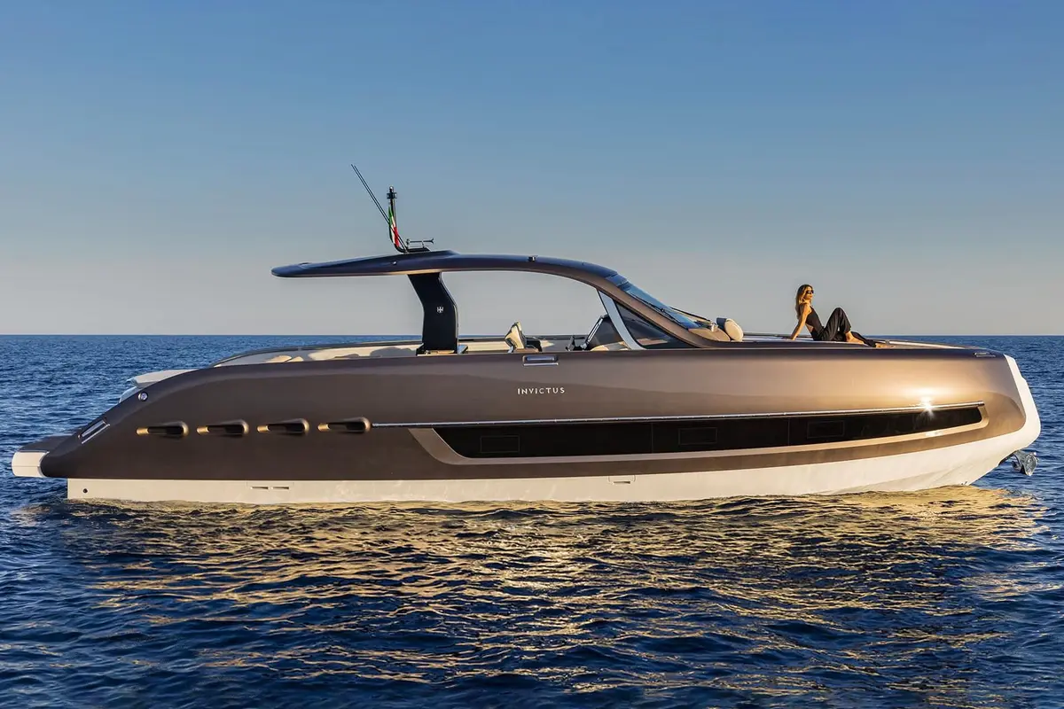 Invictus 460, exterior — Priveo Yachts, Europe. Fast lines, open deck, one bright day