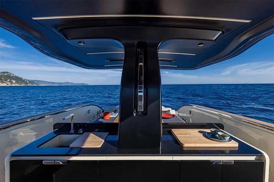 Invictus 460, flybridge — Priveo Yachts, Europe. Fast lines, open deck, one bright day