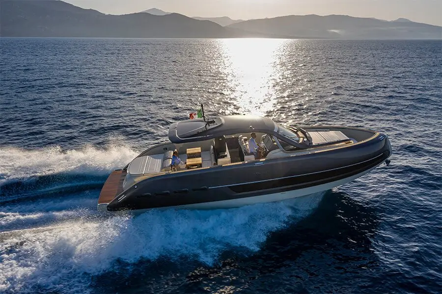 Invictus 460, cubierta principal — Priveo Yachts, Europa. Salidas rápidas de día con proa abierta al sol