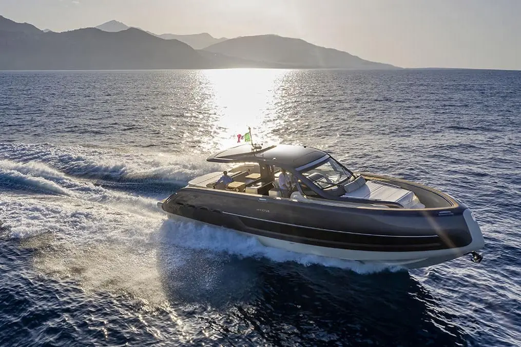 Invictus 460, cubierta de popa — Priveo Yachts, Europa. Salidas rápidas de día con proa abierta al sol