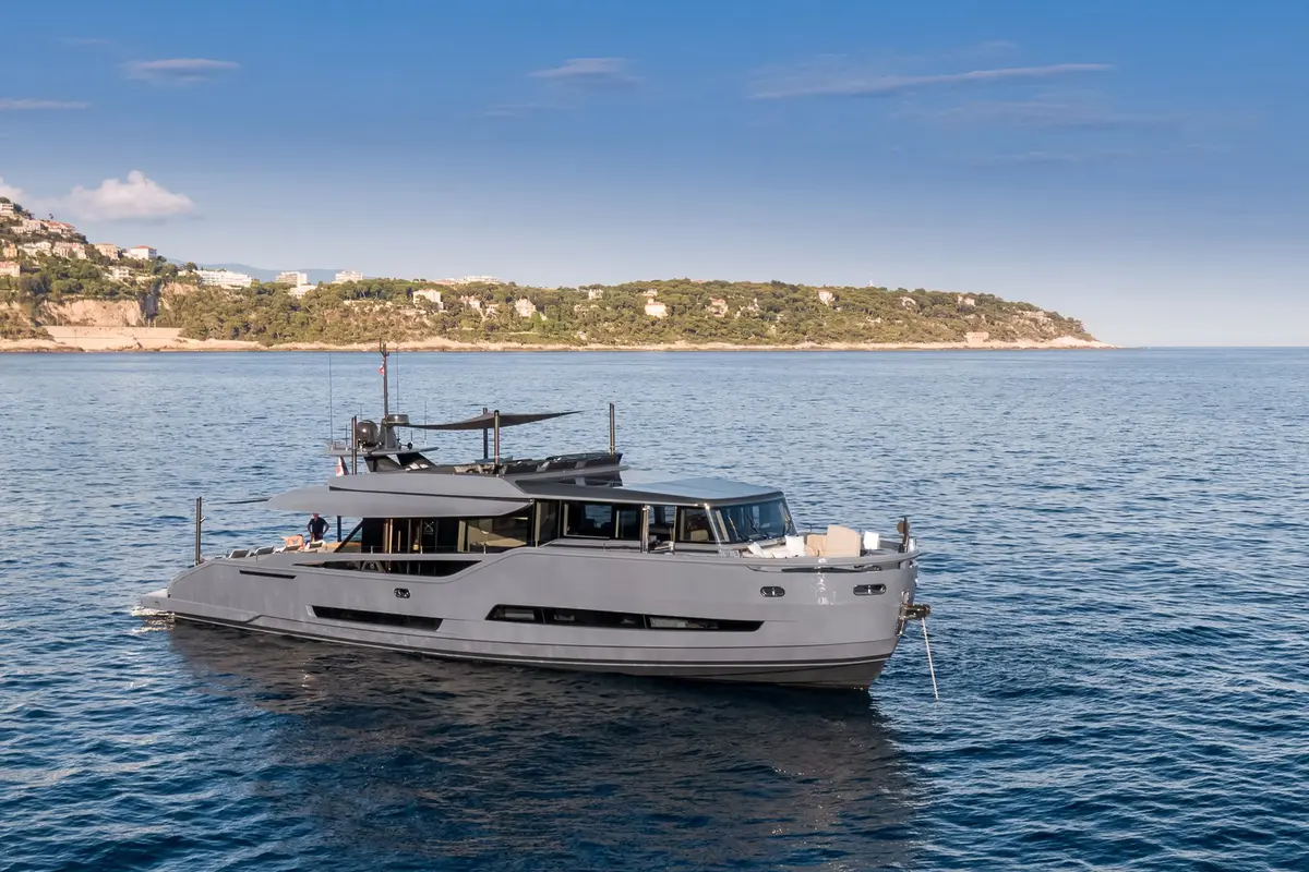 Extra 86, esterno — Priveo Yachts, Europa. Terrazze apribili e ritmo lento per giornate in rada