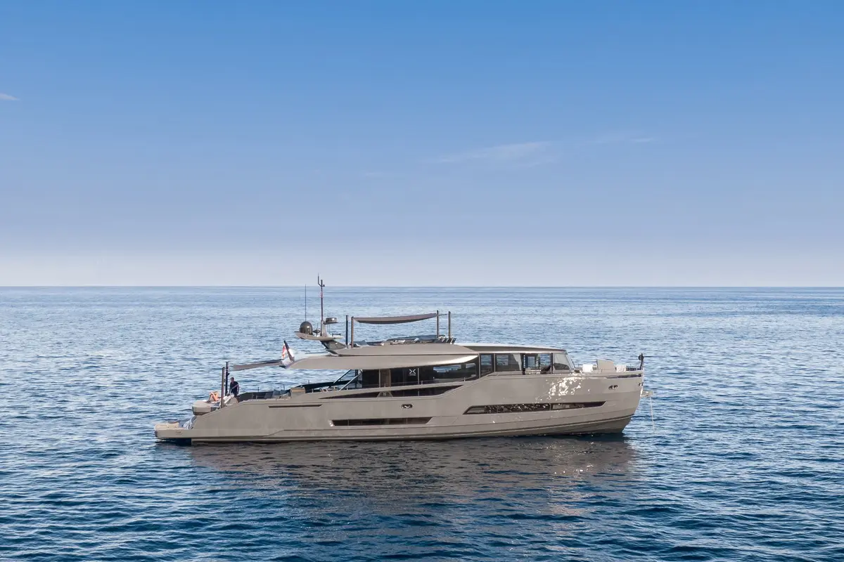 Extra 86, ponte principale — Priveo Yachts, Europa. Terrazze apribili e ritmo lento per giornate in rada