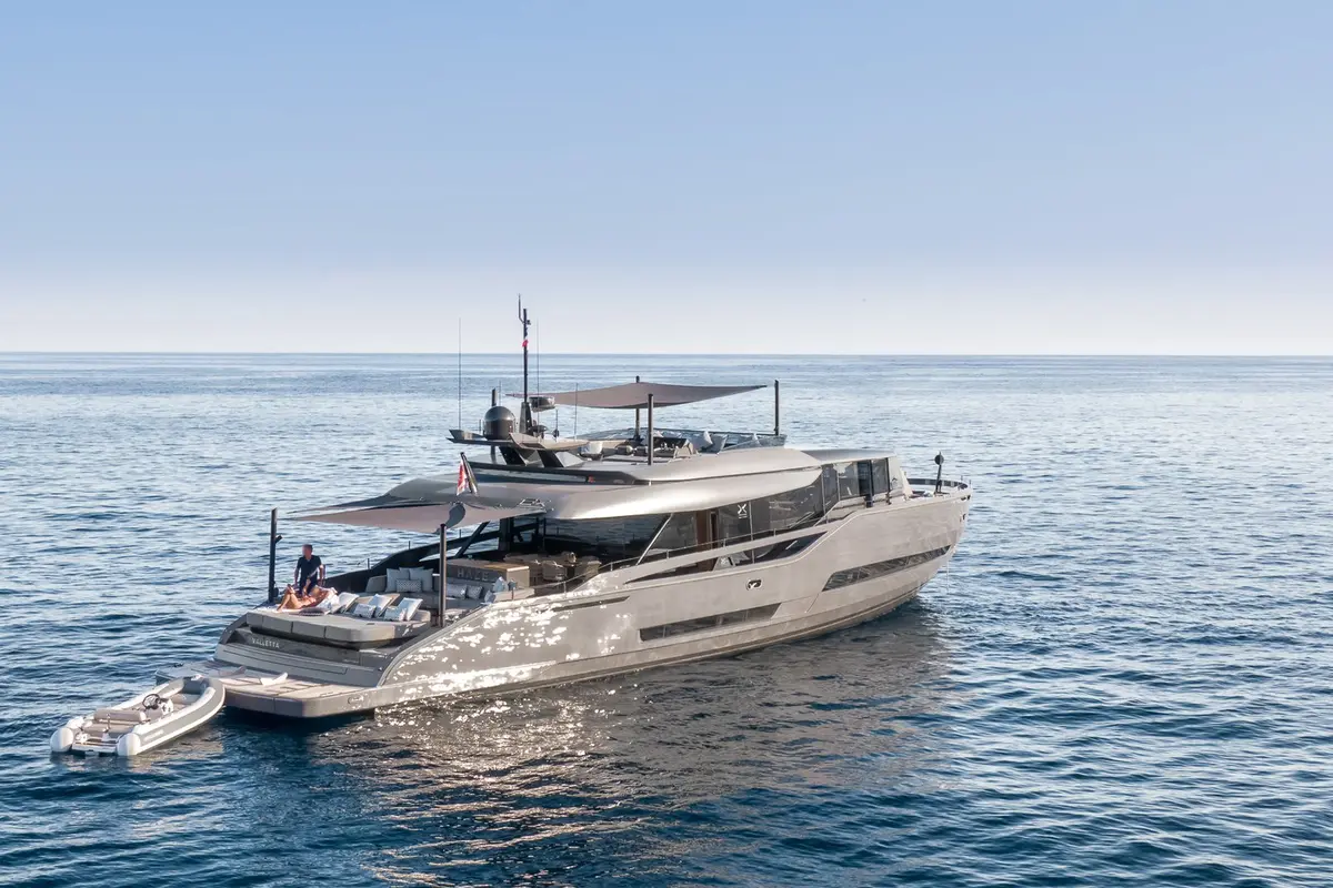 Extra 86, ponte di poppa — Priveo Yachts, Europa. Terrazze apribili e ritmo lento per giornate in rada