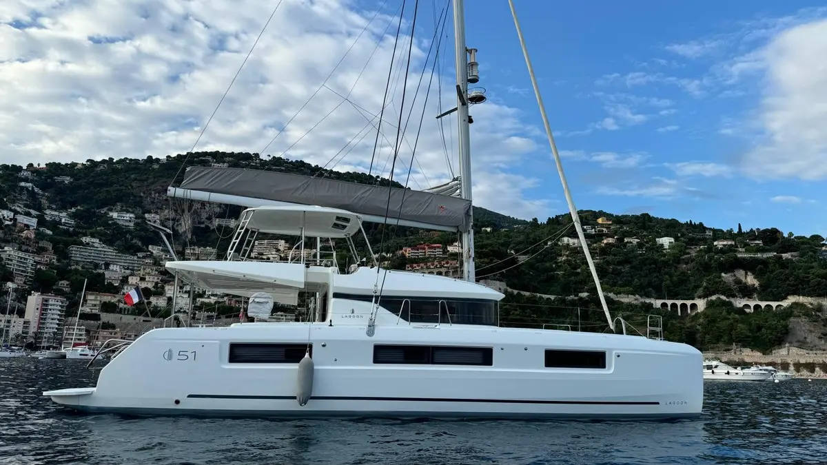Lagoon 5.1, exterior — Priveo Yachts, Europa. Catamarán de día amplio para grupos familiares