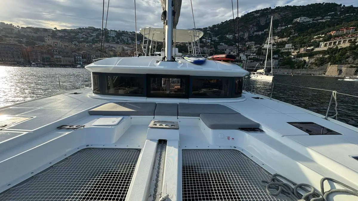 Lagoon 5.1, cubierta principal — Priveo Yachts, Europa. Catamarán de día amplio para grupos familiares