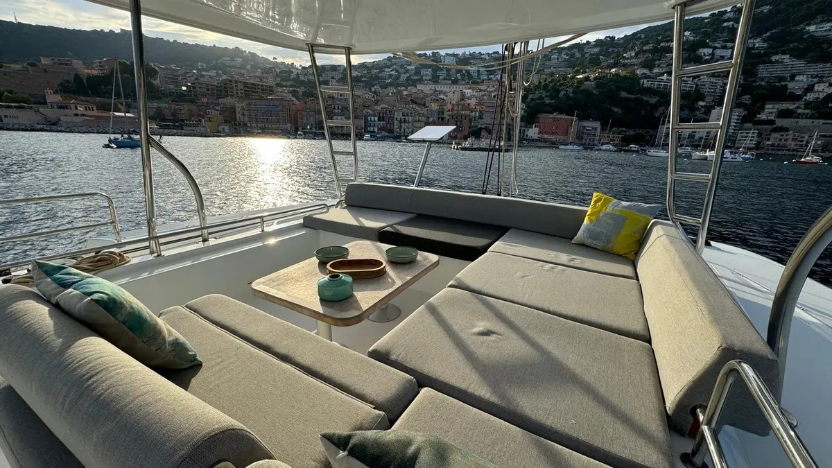 Lagoon 5.1, cubierta de popa — Priveo Yachts, Europa. Catamarán de día amplio para grupos familiares
