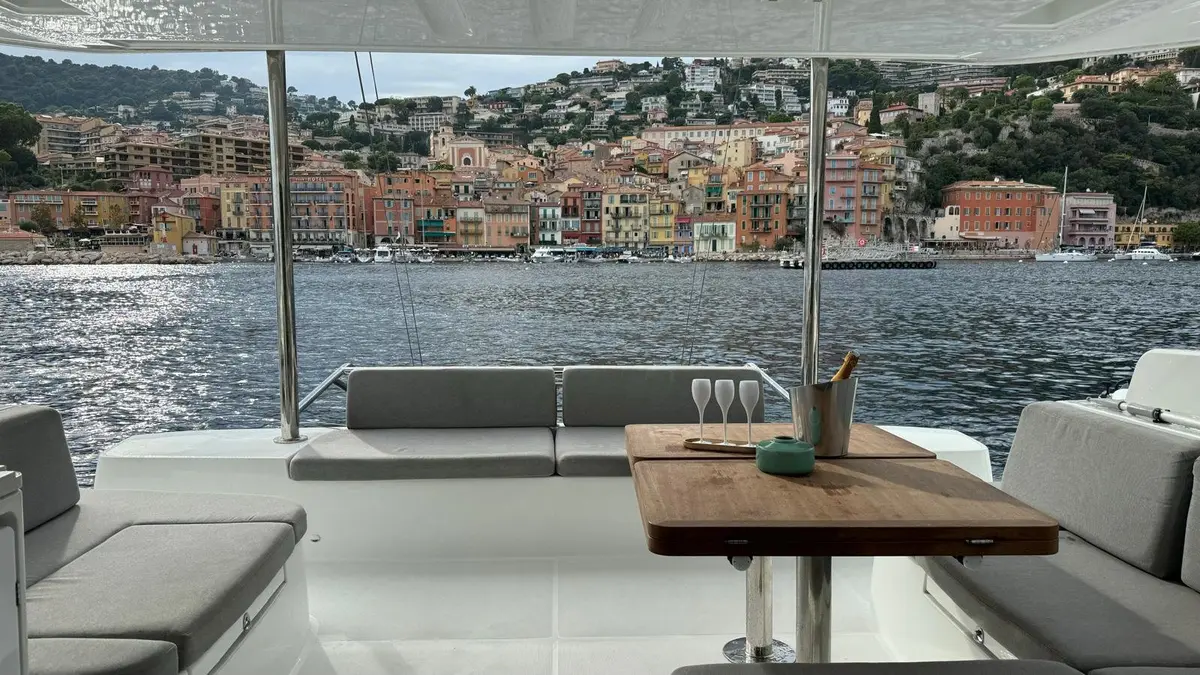 Lagoon 5.1, salón — Priveo Yachts, Europa. Catamarán de día amplio para grupos familiares
