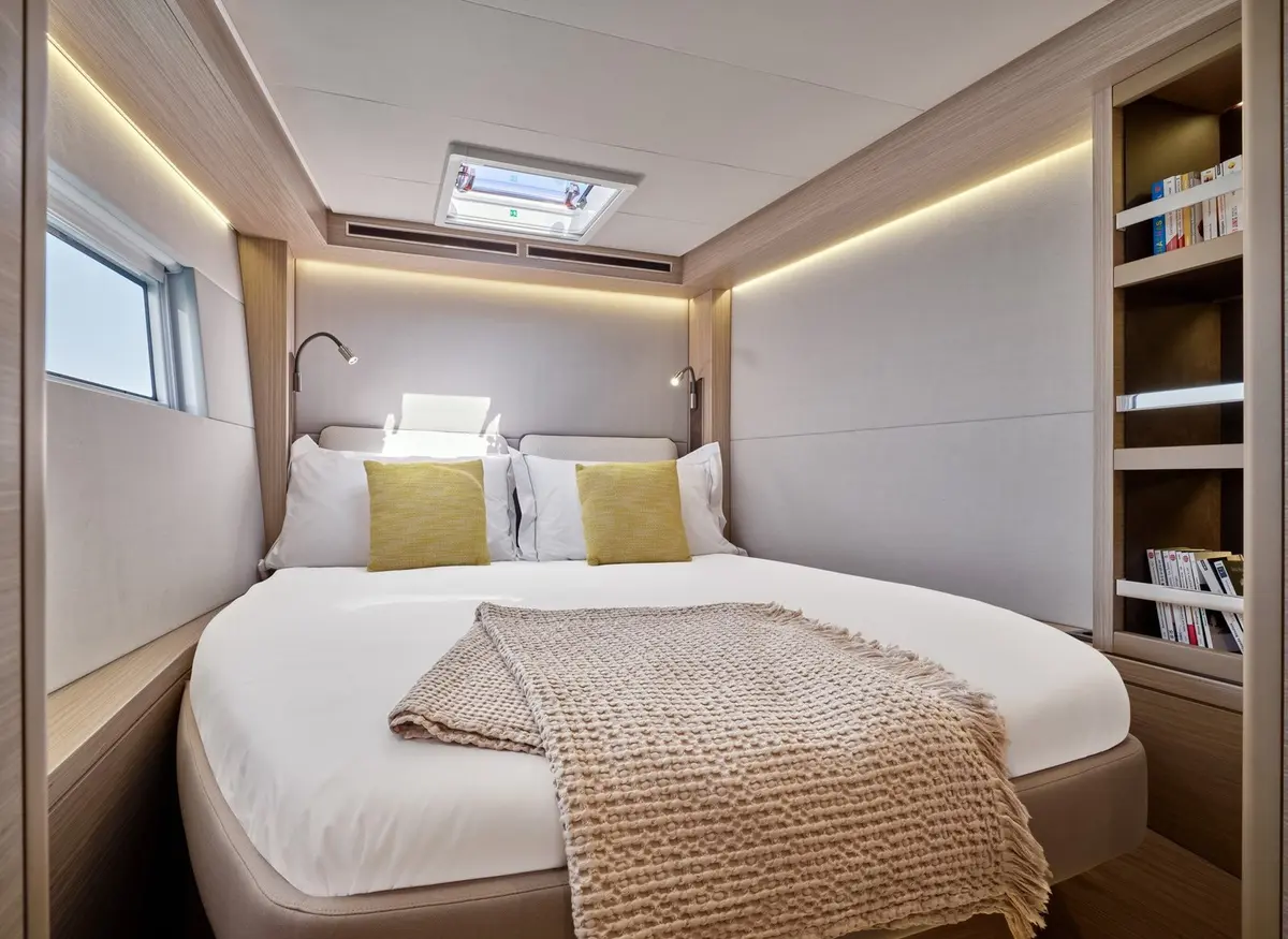 Lagoon 5.1, camarote principal — Priveo Yachts, Europa. Catamarán de día amplio para grupos familiares