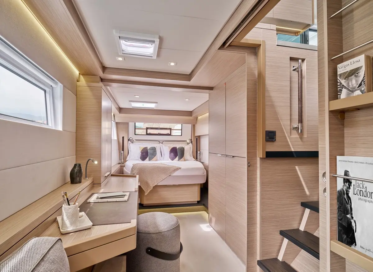 Lagoon 5.1, flybridge — Priveo Yachts, Europa. Catamarán de día amplio para grupos familiares