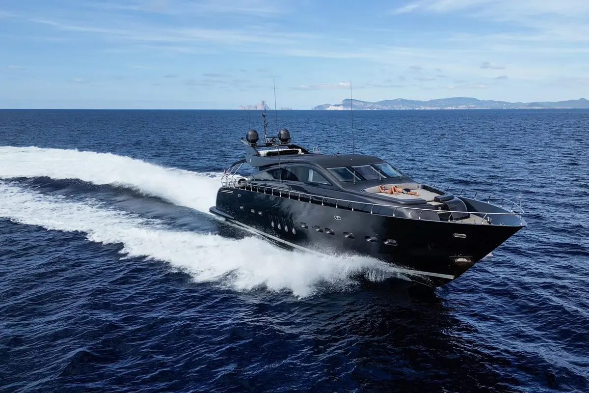 Leopard 31, flybridge — Priveo Yachts, Europe. Four cabins, wide decks, days along the coast