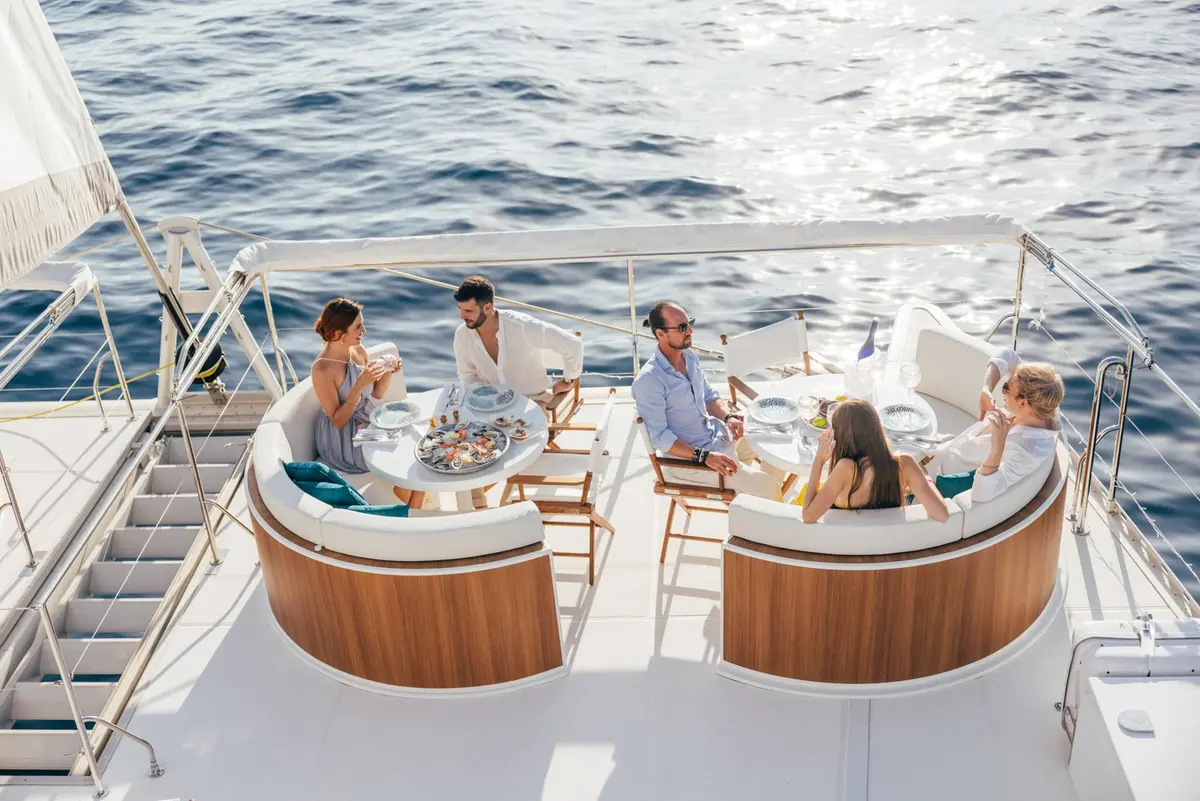 Manana Yacht, cubierta de popa — Priveo Yachts, Europa. Un solo casco para reunir a sesenta invitados