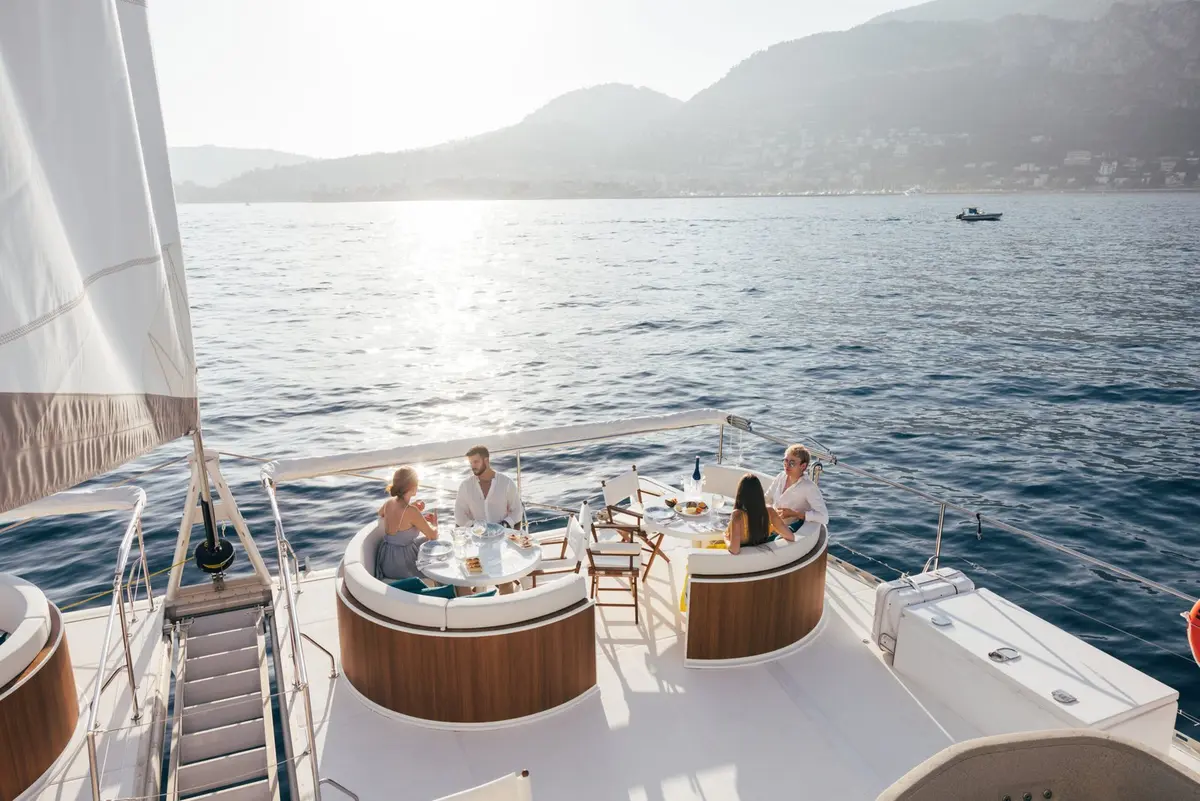 Manana Yacht, flybridge — Priveo Yachts, Europa. Un solo casco para reunir a sesenta invitados