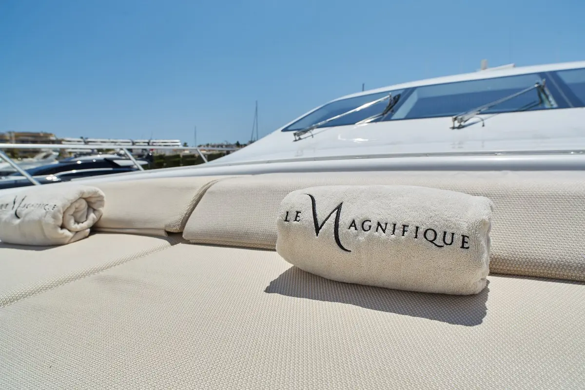 Mangusta 108, cubierta principal — Priveo Yachts, Europa. Líneas deportivas y velocidad para recorrer más costa