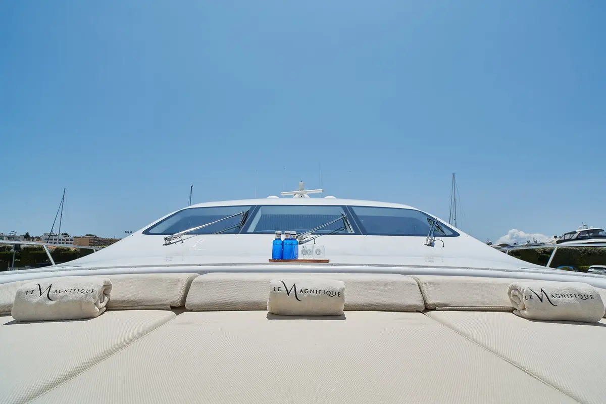 Mangusta 108, cubierta de popa — Priveo Yachts, Europa. Líneas deportivas y velocidad para recorrer más costa