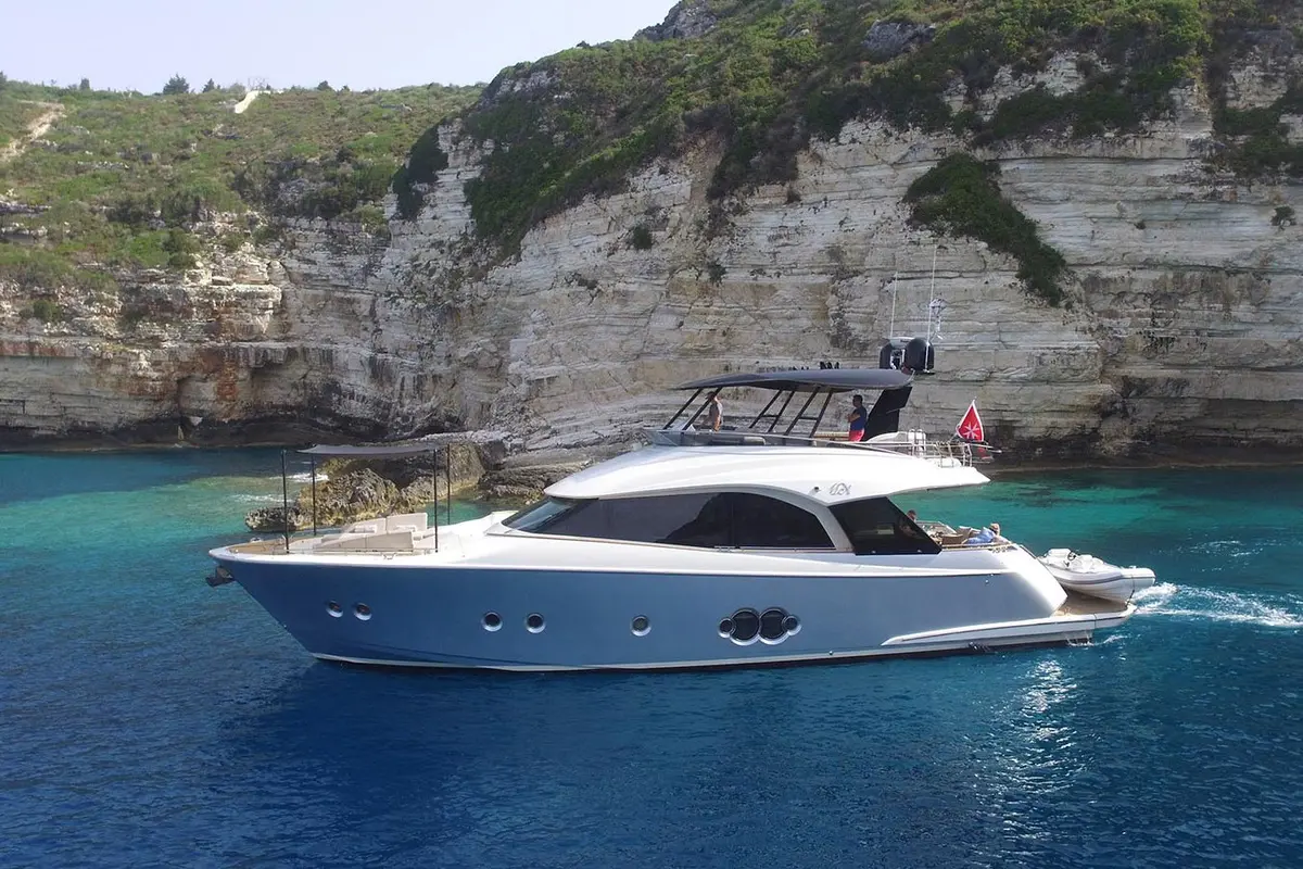 MCY66, esterno — Priveo Yachts, Europa. Linee moderne e ponti ampi per giornate in mare