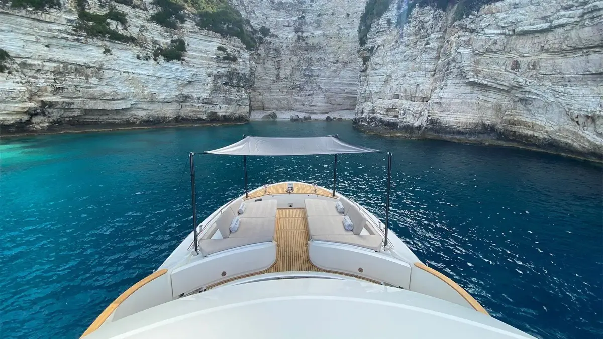 MCY66, ponte principale — Priveo Yachts, Europa. Linee moderne e ponti ampi per giornate in mare